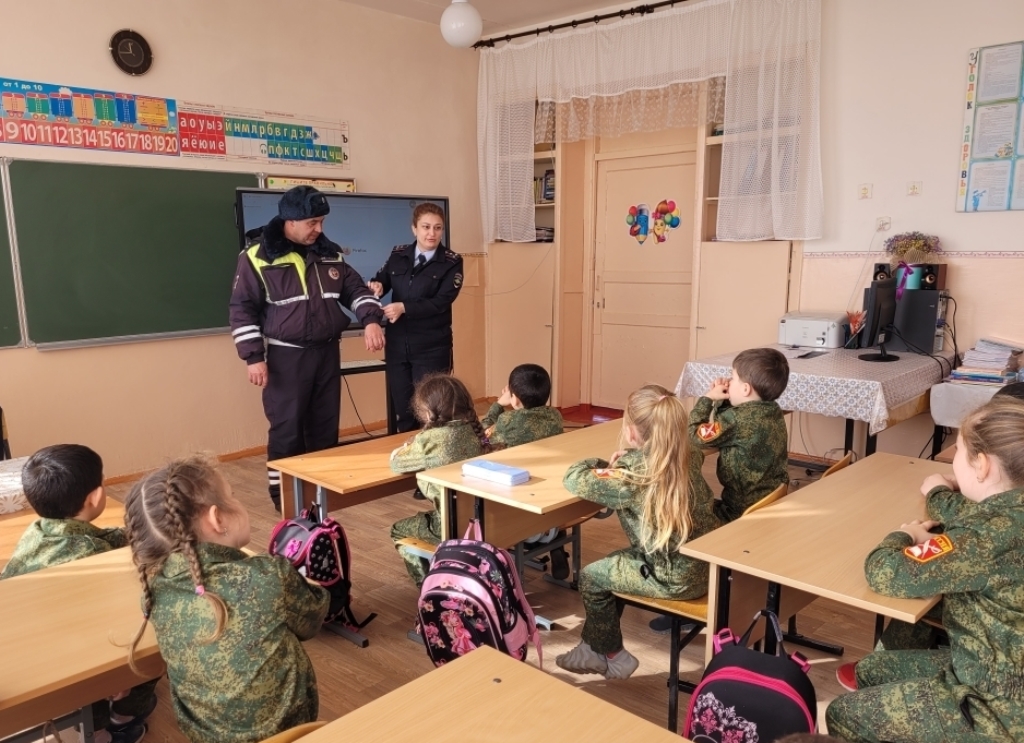 Школьники и кадеты Кабардино-Балкарии прошли мастер-классы по распознаванию зон закрытого обзора и обеспечению безопасности в вечернее время (2).jpg Школьники и кадеты Кабардино-Балкарии прошли мастер-классы по распознаванию зон закрытого обзора и обеспечению безопасности в вечернее время (2).jpg