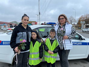 Сотрудники Госавтоинспекции в Кабардино-Балкарии и участники отряда ЮИД провели акцию «Цветы для мамы за рулем»