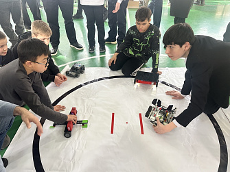 Юные инженеры сразились в битве машин и гонках дронов