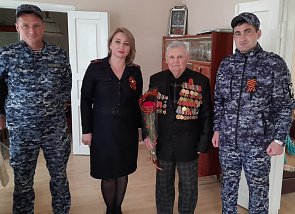 Росгвардейцы Кабардино-Балкарии поздравили ветерана ВОВ с Днём Победы