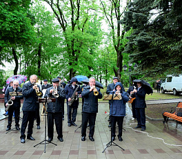 В День Победы эстрадно-духовой оркестр выступил в Атажукинском саду