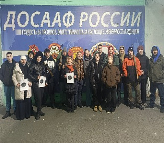 Молодежь учится стрелять