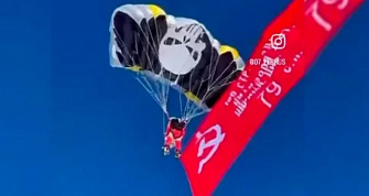 На Эльбрусе установлен рекорд по прыжку с парашютом