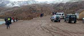 В Кабардино-Балкарии выясняются обстоятельства падения с обрыва иномарки с туристами в озеро Гижгит
