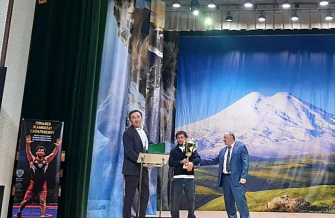 Вписал имя золотыми буквами