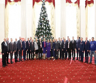 Парламентарии присоединились к акции "Ёлка желаний"