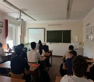 На профориентационном уроке школьникам рассказали о фундаменте индустриальной мощи страны  