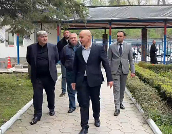 Казбек Коков проинспектировал ход реконструкции ДРЦ «Радуга»