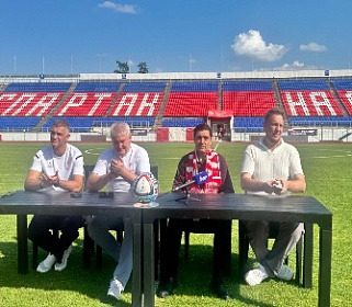 На поле стадиона «Спартак» прошла пресс-конференция с участием приглашенных гостей